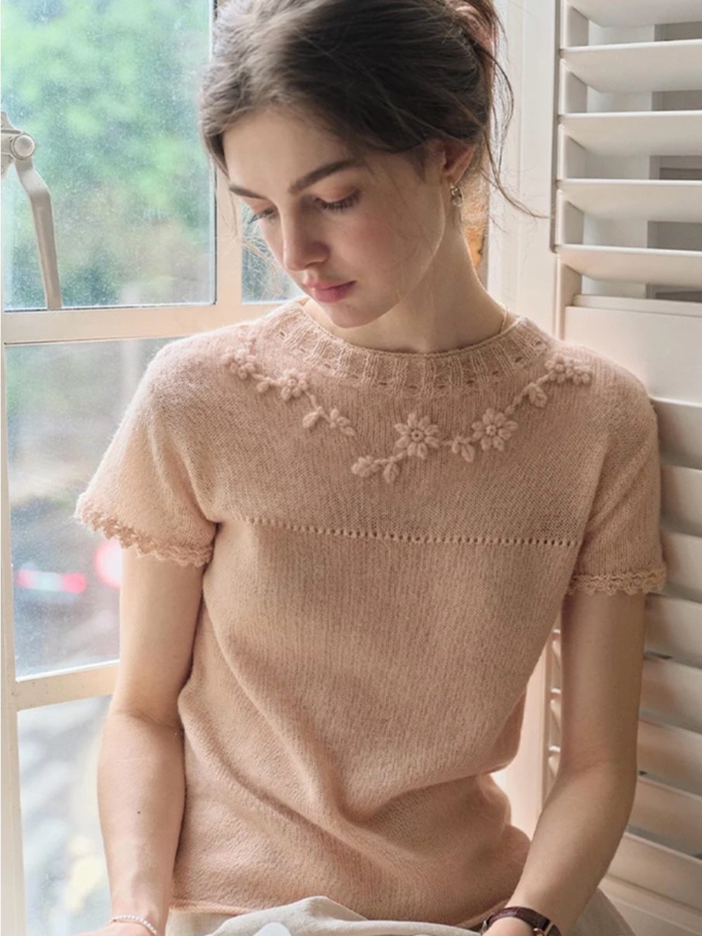 Soft Pink Short-Sleeve Knit Top with Floral Appliqué